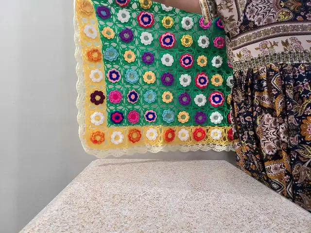 table clothes flowers blanket in Home Décor & Accents in London - Image 3