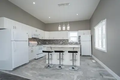 6 bedroom Available September 1 st with an 8 month lease term