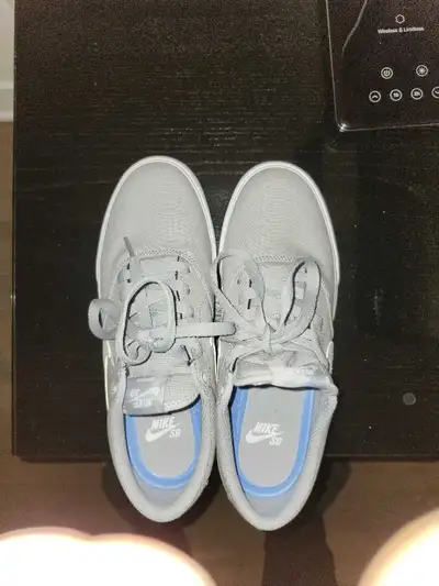 chaussures Nike grises 7.5y ado, View more