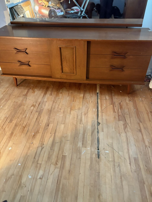 Grand bureau en bois dans Commodes et armoires  à Ville de Québec - Image 2