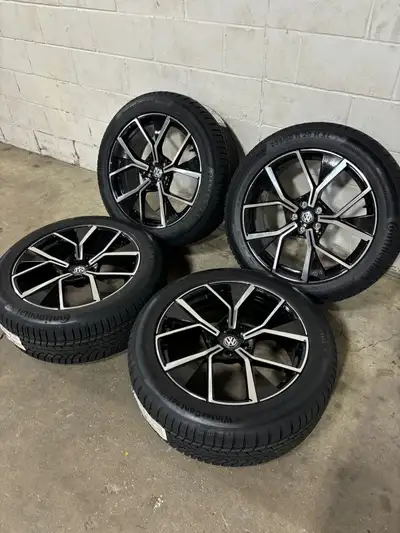 I am selling a set of 20-inch VW Atlas winter tires and rims with TPMS, featuring Continental 255/50...