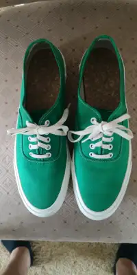Drake Doek green running shoes. Mens