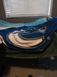 2 Vancouver canucks  blankets