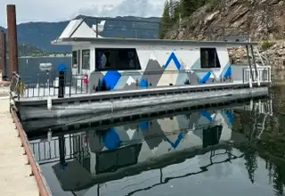 Welcome aboard the Barefoot Bungalow, this beautiful 40 ft Twin Anchors houseboat has been fully res...