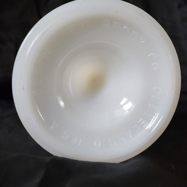 Vintage Milk Glass Pedestal Vase: E.O. Brody Co. M3000 in Arts & Collectibles in Ottawa - Image 3