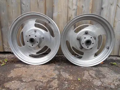 Custom wheels for H-D motorcycles. Those vintage wheels will fit most Harley applications, from Shov...