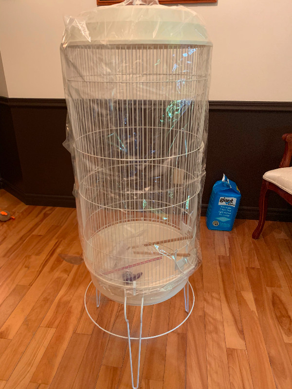 Bird Cage with Metal Stand dans Accessoires  à Laurentides - Image 2