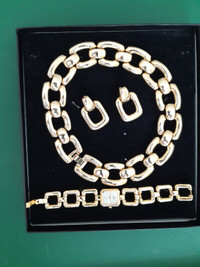 GOLD-COLOURED NECKLACE, EARRINGS AND WATCH SET