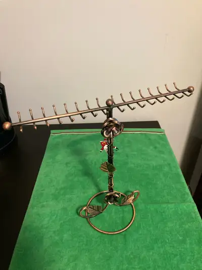 Neckless, rings, chains Display Bras metal made. 32 pegs Roses and leaves, cross wire ornaments