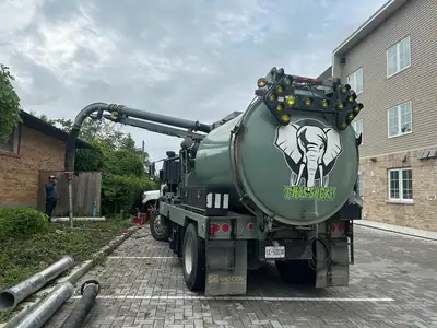 2005 Freightliner FC80 Vac Con Hydrovac Excation Truck. Well taken care of. 668,000Kms 1800 Hours on...