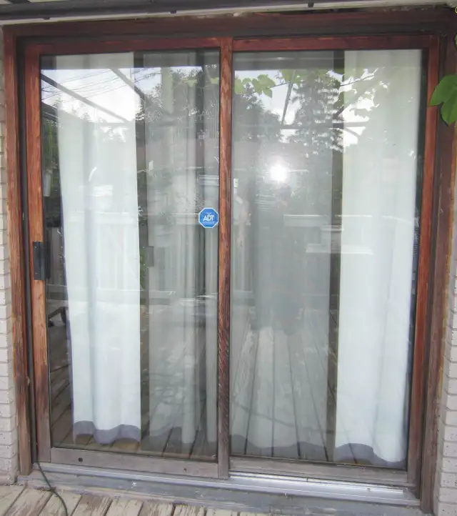 Wooden sliding patio doors (2 pcs) (72-1/2" x 82-3/4") in Windows, Doors & Trim in City of Montréal - Image 2