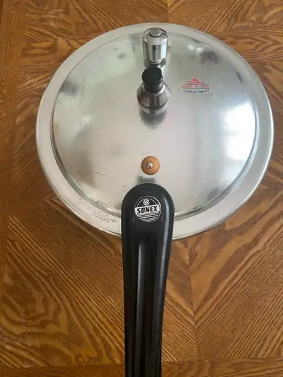 I'm selling a used Sonex pressure cooker, ideal for quick and efficient cooking. The cooker is in go...