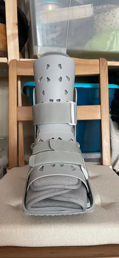 Selling a booth for ankle support. I wore it twice and then did not need it anymore. Like new. Selli...
