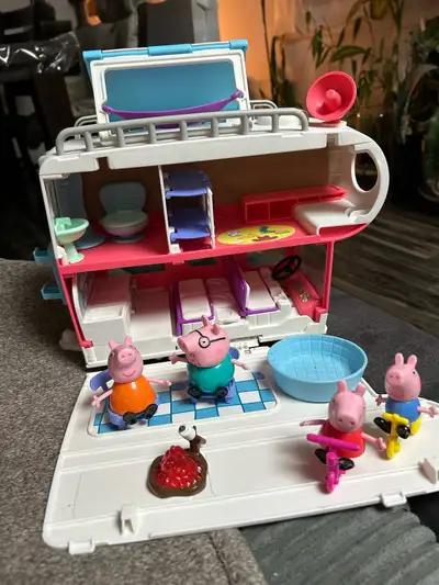 Offrez des heures de jeu avec ce camping-car familial Peppa Pig, un ensemble de jeu complet et usagé...