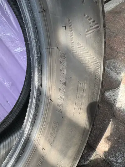 Selling a set of 4 Bridgestone summer tires, size 255/50R21 109Y. Made in Poland, manufactured in 20...