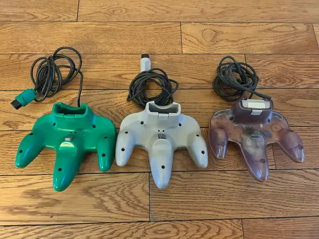 Lot de 3 manettes de Nintendo 64 controllers in Older Generation in City of Montréal - Image 3