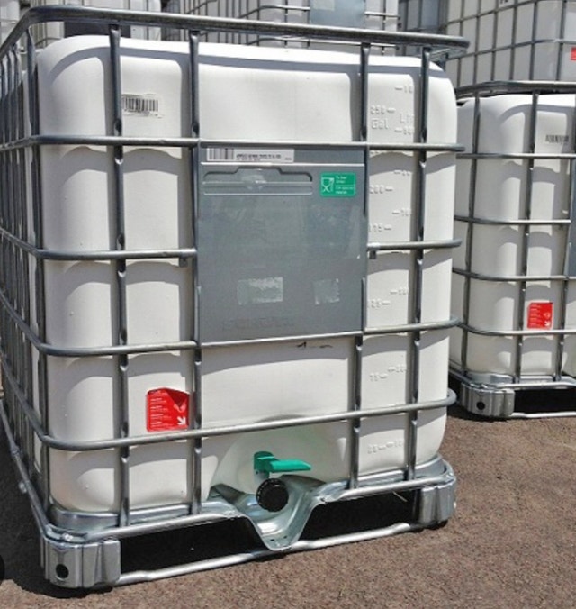 IBC TOTES FOR 1000 LITRES OF GARDEN WATER BIG WATER TANKS Outdoor