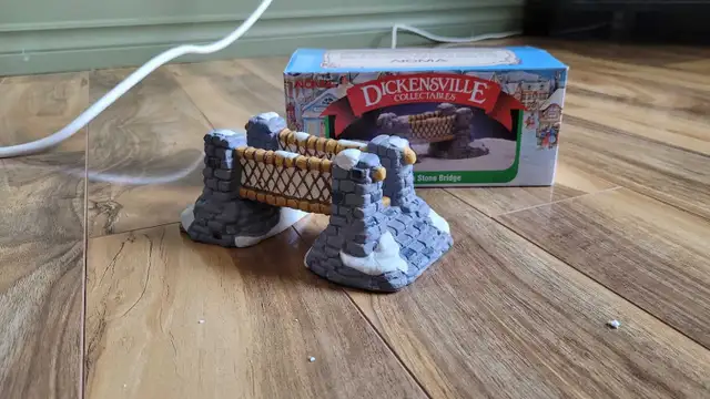 XMAS DICKENSVILLE STONE BRIDGE ORNAMENT