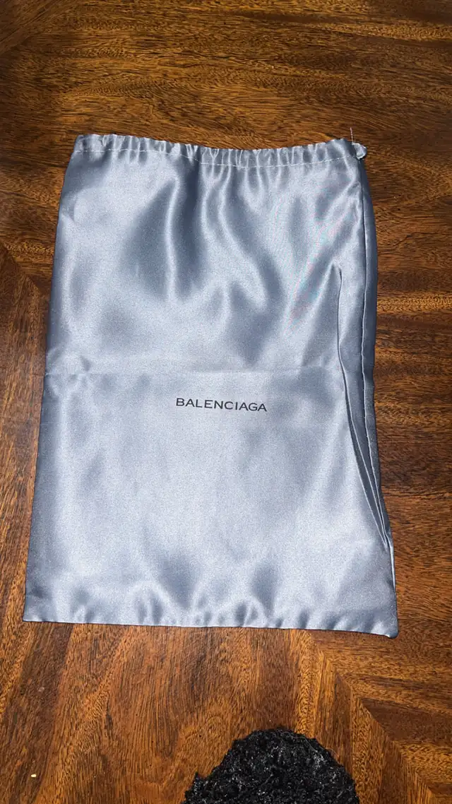 women’s and men’s slides  in Other in City of Montréal - Image 5