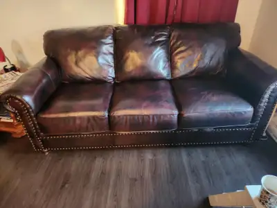 Divan de cuire Brun avec légère coupure arrière. Grandeur : 82 po x 37 po Doit être récupère avant l...