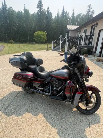 This pre-owned Harley-Davidson Road Glide Ultra is powered by a robust 117 cubic inch engine, perfec...