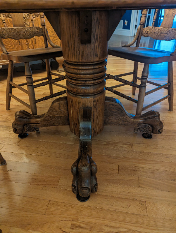 Table ronde extensible chêne antiquité. 4 chaises 250$+ dans Mobilier de salle à manger et cuisine  à Laurentides - Image 3