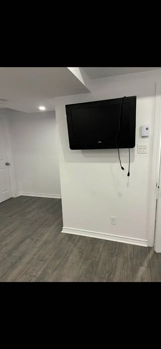 4 1/2  A LOUER DANS UNE MAISON ( Sous-sol )