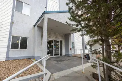 Top Floor 2 bed 2 bath with 1 underground heated car parking. Condo apartment available in the desir...