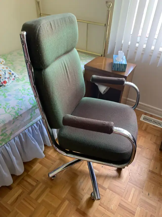 Executive office chair in Chairs & Recliners in City of Montréal - Image 3