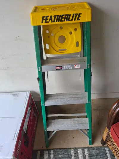 This pre-owned Featherlite 3-foot fibreglass step ladder is a sturdy and reliable tool perfect for v...