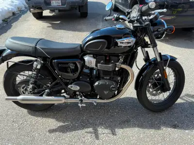2023 Triumph Bonneville T100 with 3727 Km at the time this ad was posted. Purchased new spring 2024....