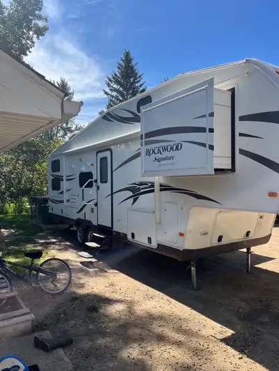 2014 Rockwood 8286WS fifth wheel Two slides, quad bunk room, outdoor kitchen, sleeps 10 285 watts of...