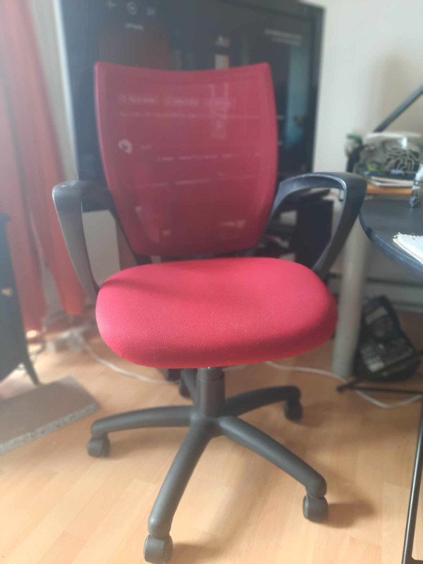 chaise rouge de bureau 50$ dans Chaises, Fauteuils inclinables  à Ville de Québec
