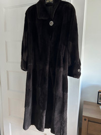 Manteau de fourrure grandeur -11 ans très beau et cape de vison 
