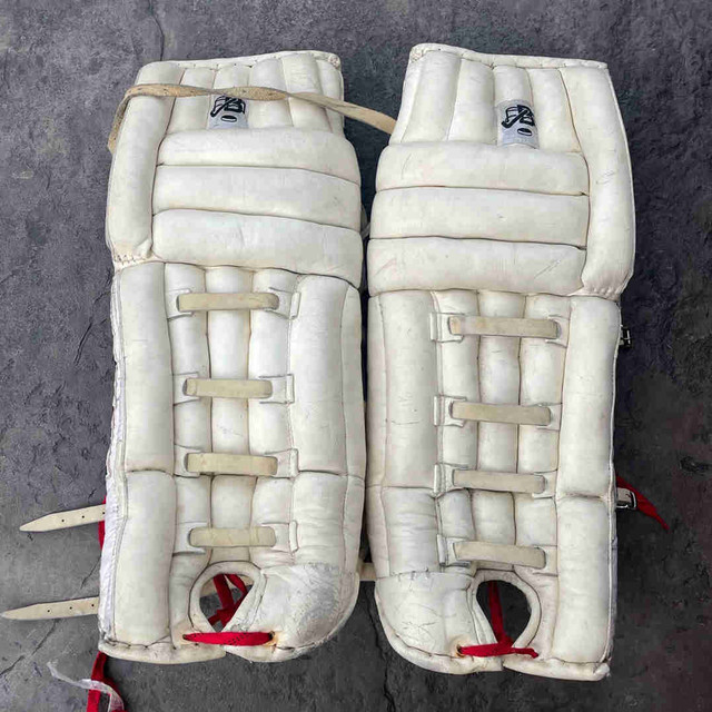 Brown JB250 Pro Goalie Pads 31” in Hockey in Chatham-Kent