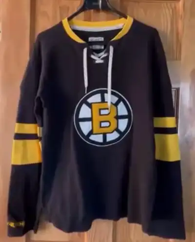Sweater in great condition, only wore two three times. It’s a size small but loose, could fit a medi...