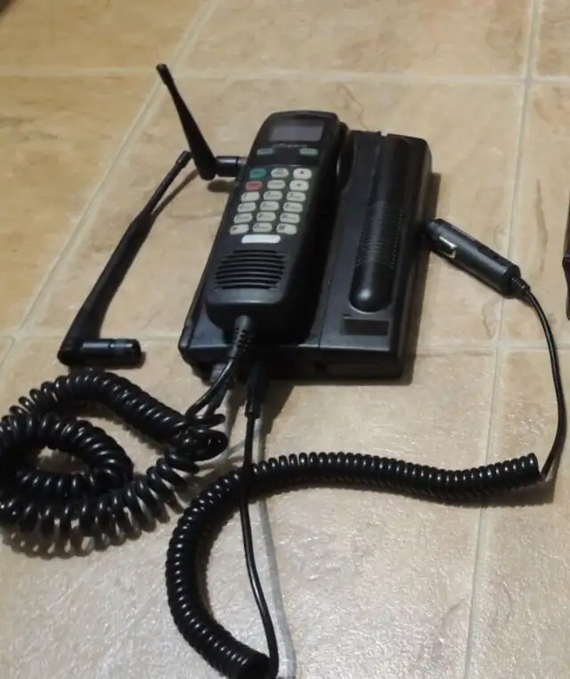 Very Rare Vintage Novatel Avanti Cellular Type 8800  A6010-STC in Other in Grande Prairie - Image 2