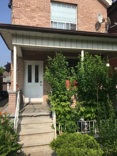 Spacious 2 bedroom upper unit of house in amazing Bloordale Village! Available May 1, 2026 2 min wal...