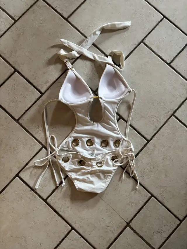 Shelby White Bathing Suit in Women's - Tops & Outerwear in Sarnia - Image 3