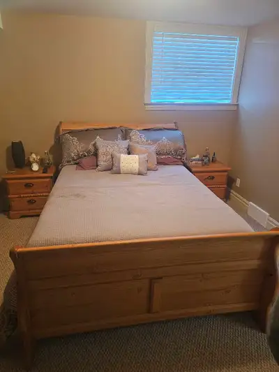 Queen Bed set. Pine. With mattress