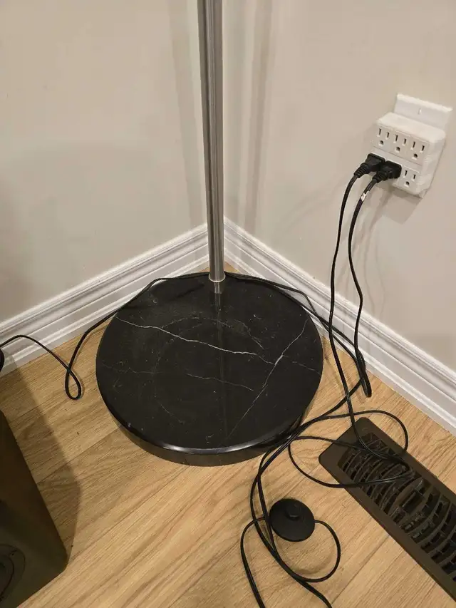 floor lamp in Indoor Lighting & Fans in Markham / York Region - Image 3