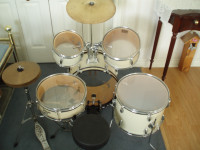 CHILD'S  DRUM SET --  EXCELLENT  CONDITION