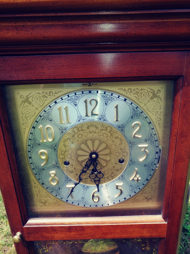 Howard Miller vintage wall mantle clock with chimesWith key and in Arts & Collectibles in Markham / York Region - Image 2