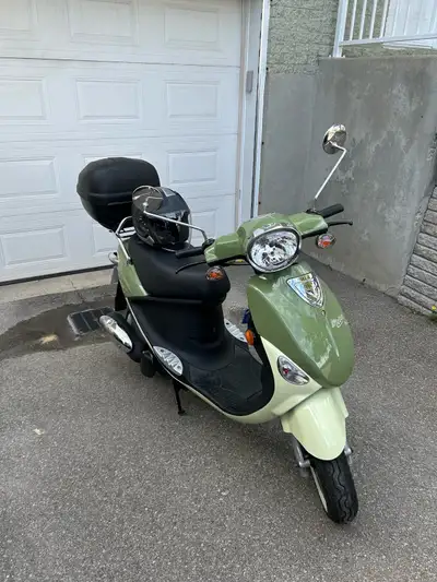 Scooter PGO metro 125cc 2013 acheté neuf en 2021 il n'avait jamais été vendu. Acheté chez Scootart à...