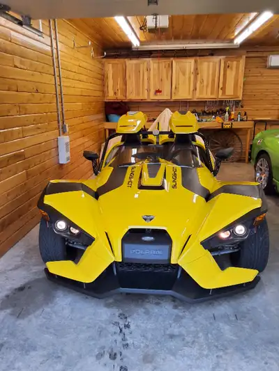 2019 SLING SHOT Sl LOW like new 6827 kl , Yellow in color has a roof assembly added this year. Fun b...