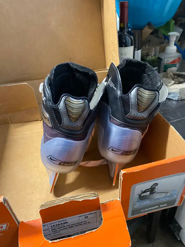 NBH Vapor XIX goal skate sr. Size 8.5 womens with D in Skates & Blades in Oakville / Halton Region - Image 5