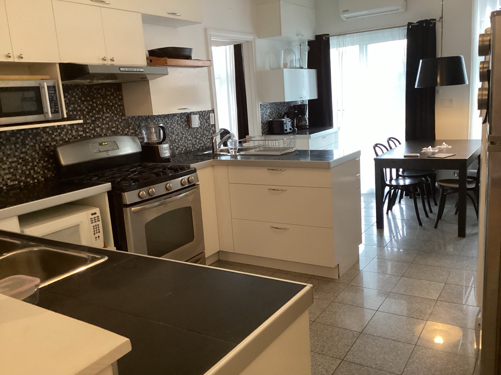 Meublé,3 chambres,chauffé,éclairé,WIFI,Métro Joliette, terrasse — photo 3