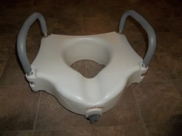 Siège de toilette surélevé in Health & Special Needs in Trois-Rivières - Image 4