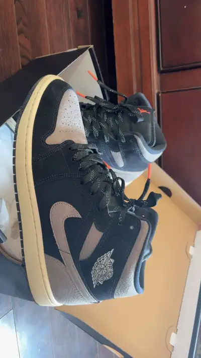 Jordan Air Jordan 1 Mid SE, View more