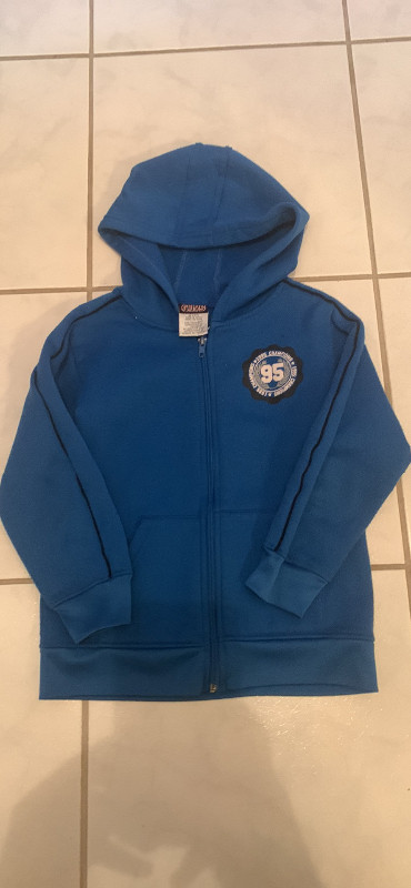 Boys front zippered hooded top-size 6/7 in Kids & Youth in Thunder Bay